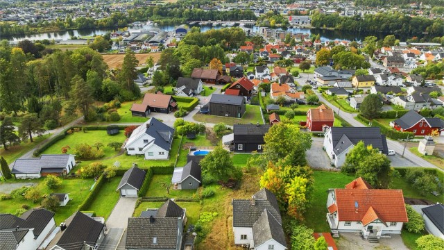 Boligen er oppført omkring 1914 og antas å være modernisert på 1950-tallet. Eiendommen må anses som et renoveringsobjekt, og det må påregnes omfattende reparasjoner, utskiftninger og oppgraderinger av en rekke bygningsdeler.
