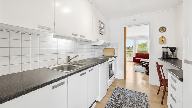 Kjøkkenet er praktisk utformet og har benkeplate med barløsning.