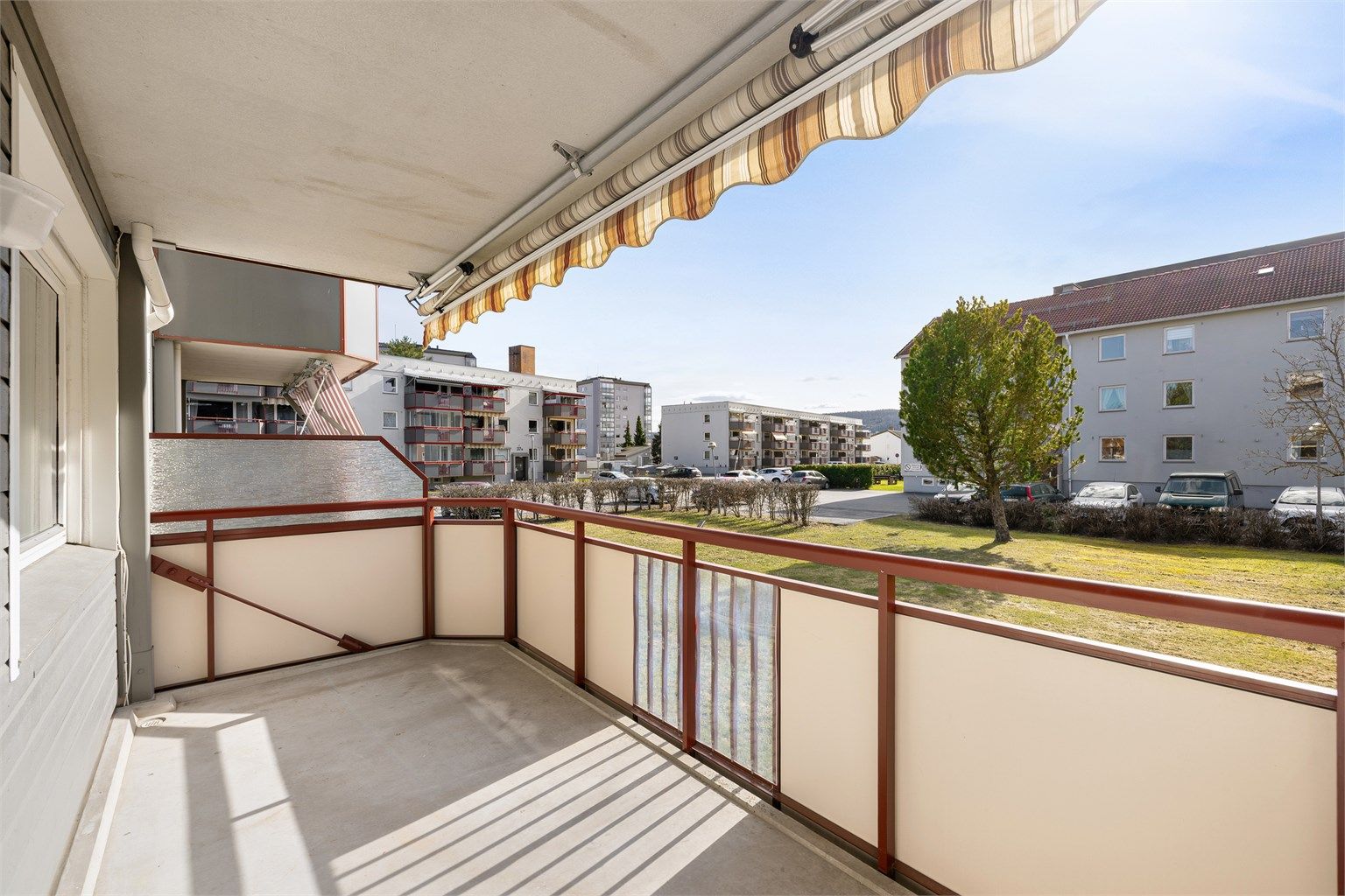 Fra stuen er det utgang til en romslig balkong på ca. 9 m².