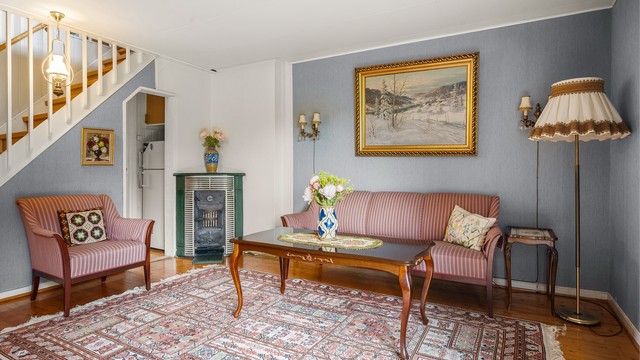 Rommet er enkelt å møblere med plass til både sittegruppe og mediamøbler.