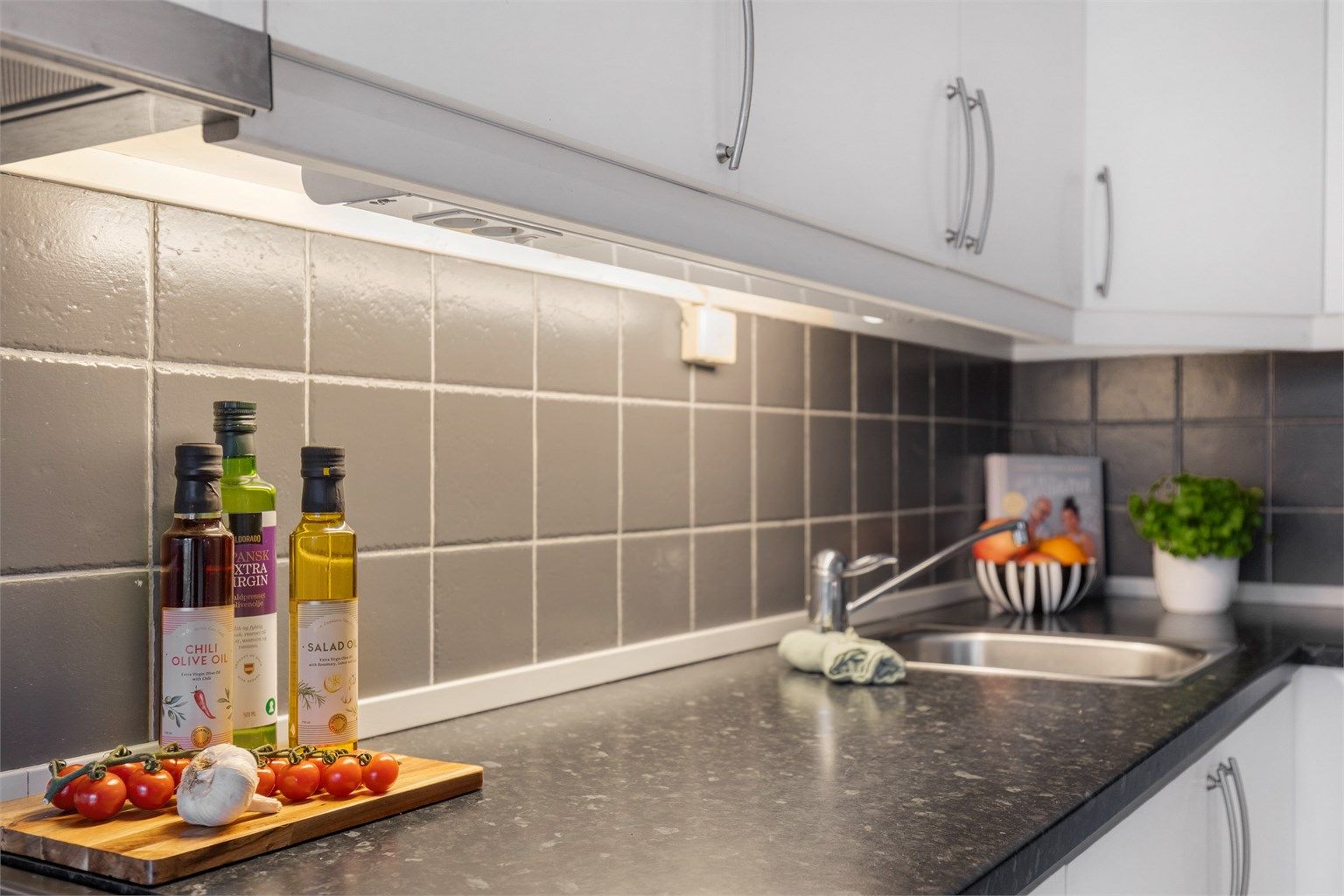 Benkeplaten i laminat har en nedfelt vask, og det er installert Waterguard.