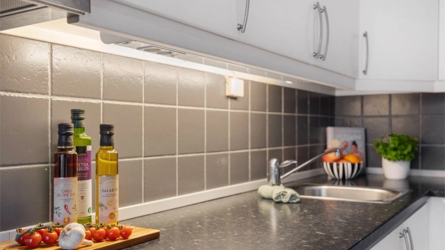 Benkeplaten i laminat har en nedfelt vask, og det er installert Waterguard.