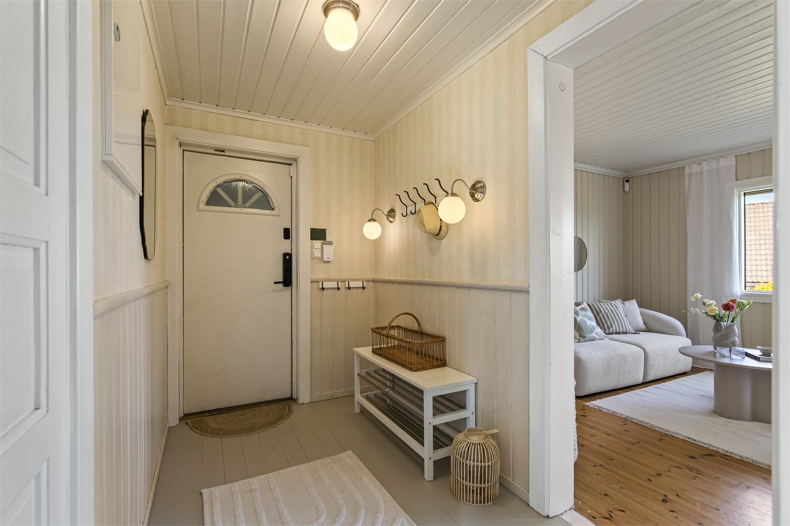 Velkommen inn. Ytterdøren ble byttet i 2012.
