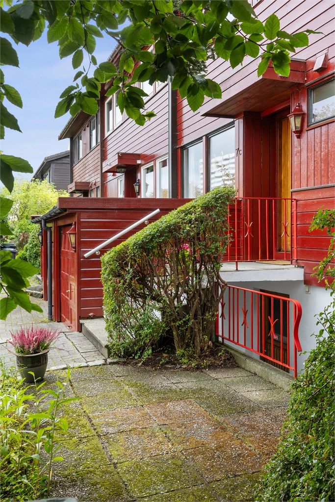 Velkommen inn – en hyggelig og skjermet adkomst omkranset av frodig beplantning.