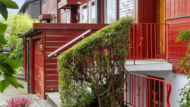Velkommen inn – en hyggelig og skjermet adkomst omkranset av frodig beplantning.