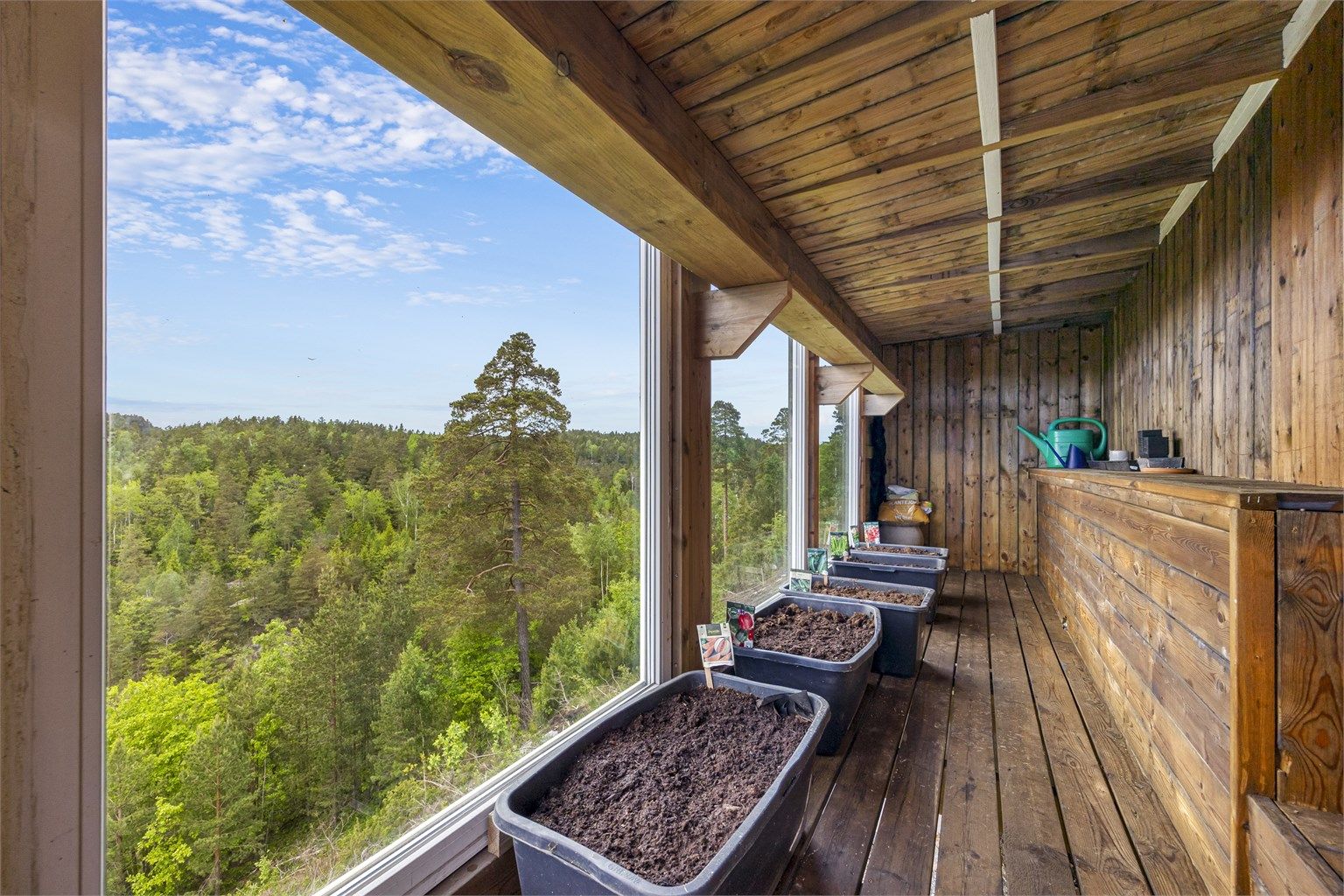 Praktisk rom under terrassen som kan brukes som drivhus eller lagring av hageredskaper.