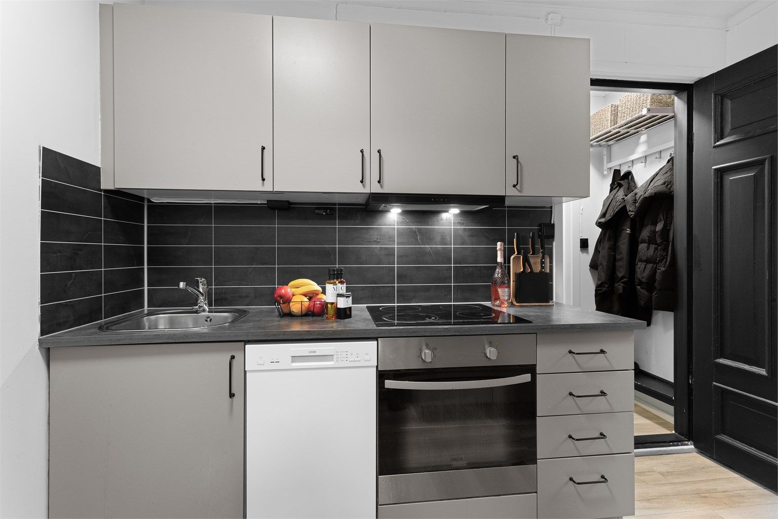 Moderne Strai-kjøkkeninnredning fra 2023 med delvis integrerte hvitevarer.