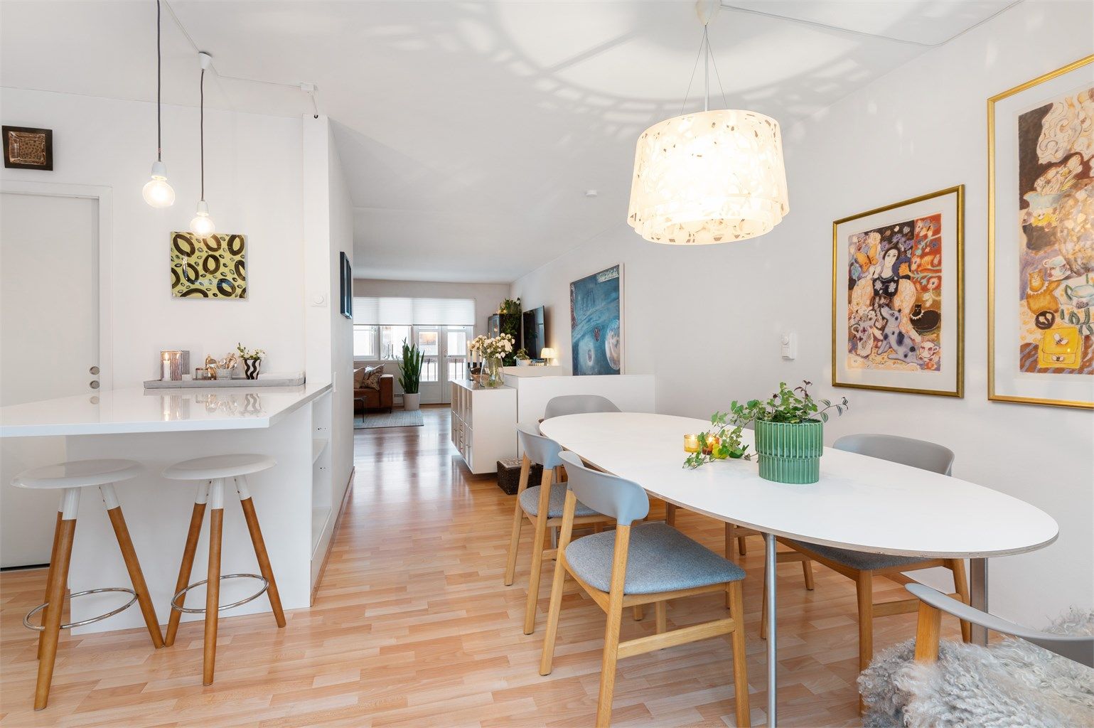 Lys og fin etasje med naturlig adskilte oppholdssoner. 