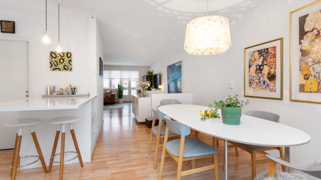 Lys og fin etasje med naturlig adskilte oppholdssoner.