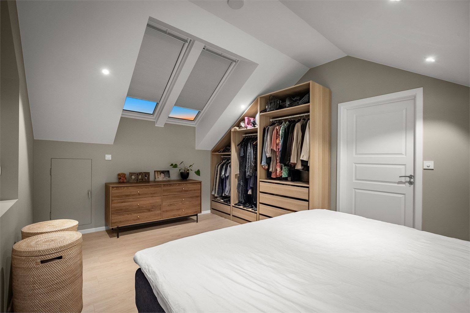 Soverommet har garderobeløsning tilpasset takhøyden, samt Velux takvindu.