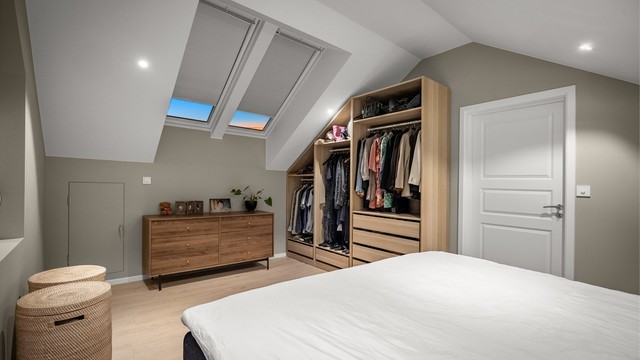 Soverommet har garderobeløsning tilpasset takhøyden, samt Velux takvindu.