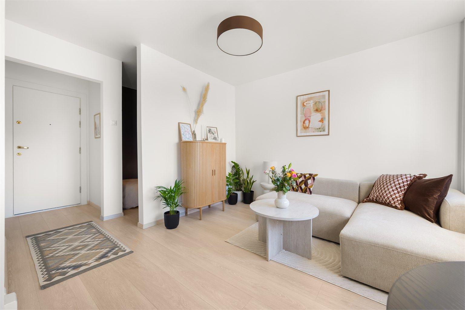 Stuen er romslig og kan enkelt innredes med sofa, tilhørende salongbord, tv-seksjon og spisebord.