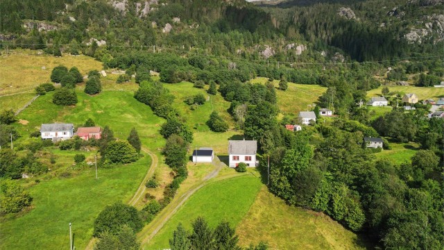 - Landlig og usjenert beliggenhet på Årbakka med flotte turmuligheter like i nærheten -