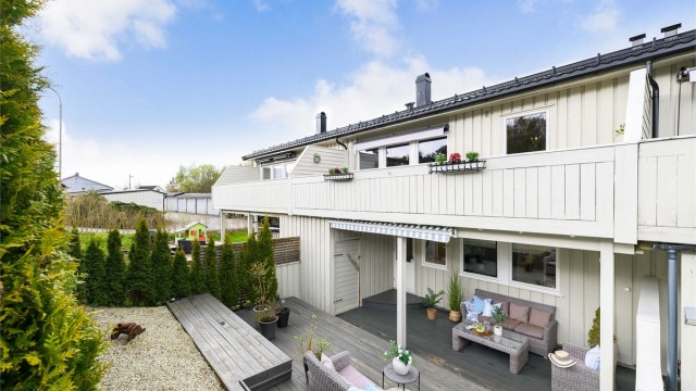 Velkommen til Vardesvingen 70F. Ett flott rekkehus i svært barnevennlig nabolag.