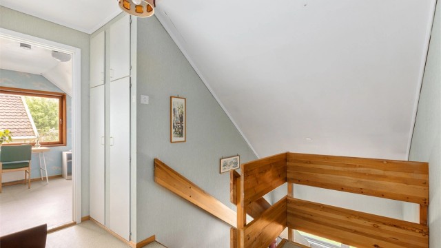 Gang i 2. etasje med plass til sengetøy og håndklær i innebygget skap