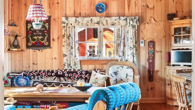 Gjennomgående panel på vegger og i himling gir en klassisk og lun hyttestemning.
