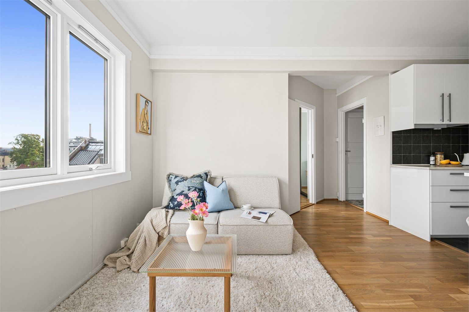 Leiligheten har pene lysmalte vegger og gulvet belagt med parkett. 