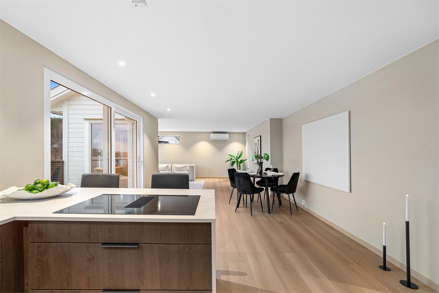 Platetoppen på kjøkkenøya gir et sosialt og hyggelig preg