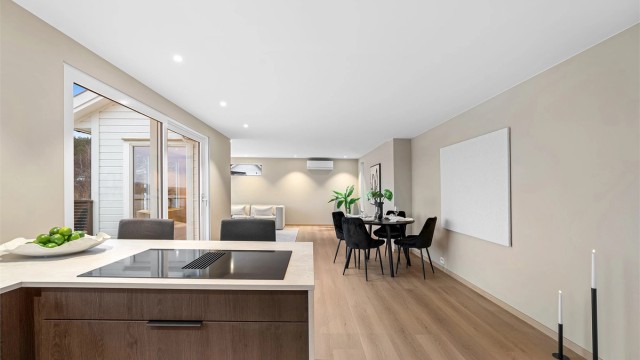 Platetoppen på kjøkkenøya gir et sosialt og hyggelig preg