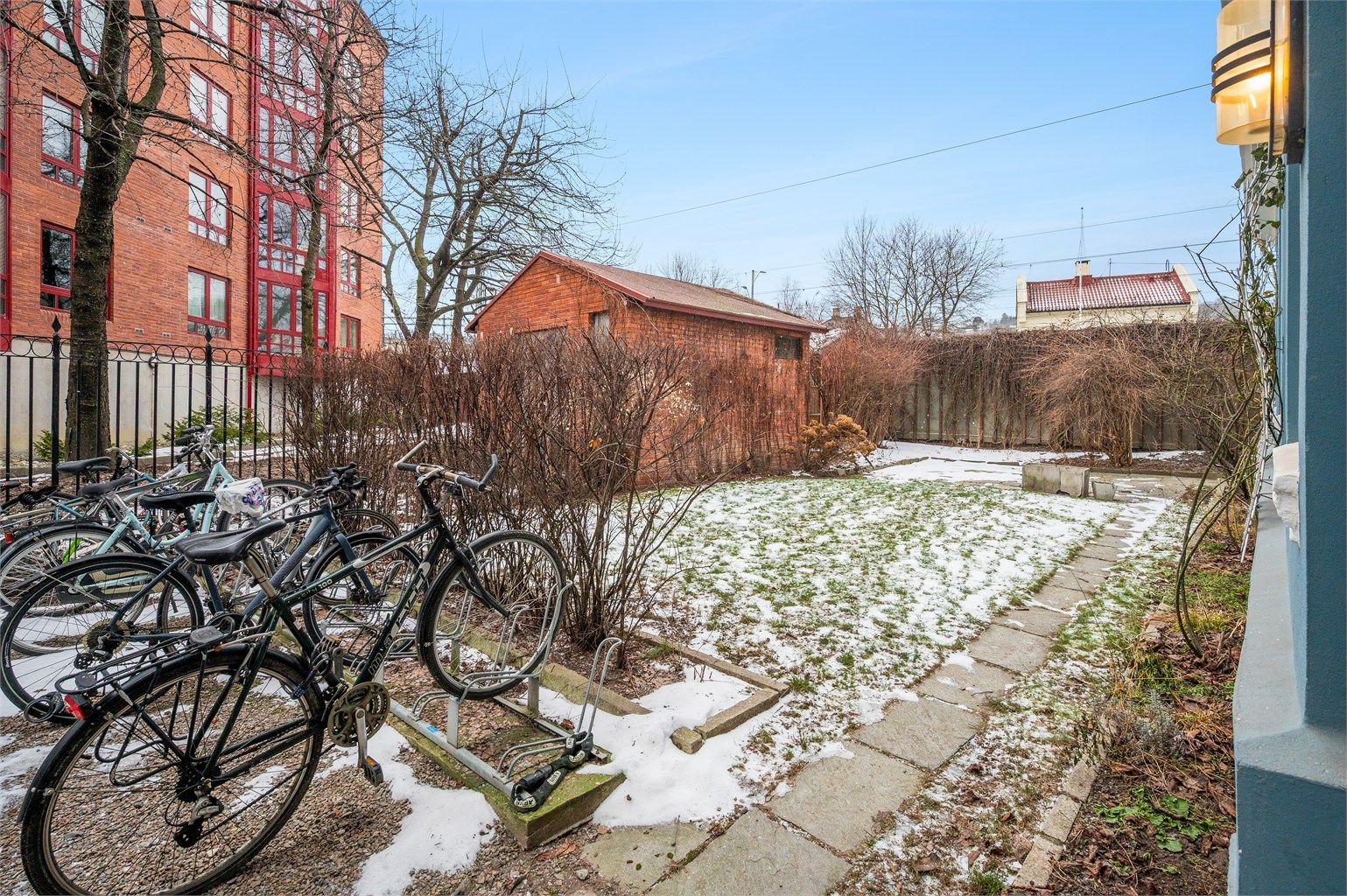 Hyggelige forhager utenfor oppgangen og leiligheten. 
