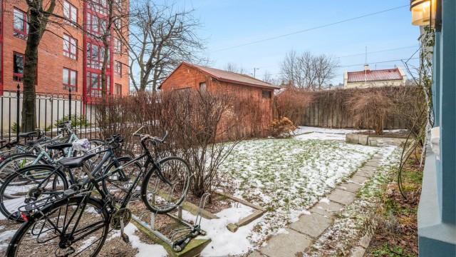 Hyggelige forhager utenfor oppgangen og leiligheten.