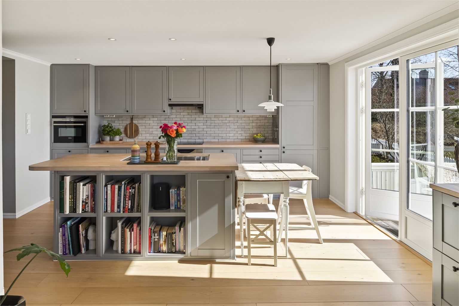 Doble dører åpner opp mot den sydvendte terrassen på 12 m², og binder ute og inne sammen på en fin måte.