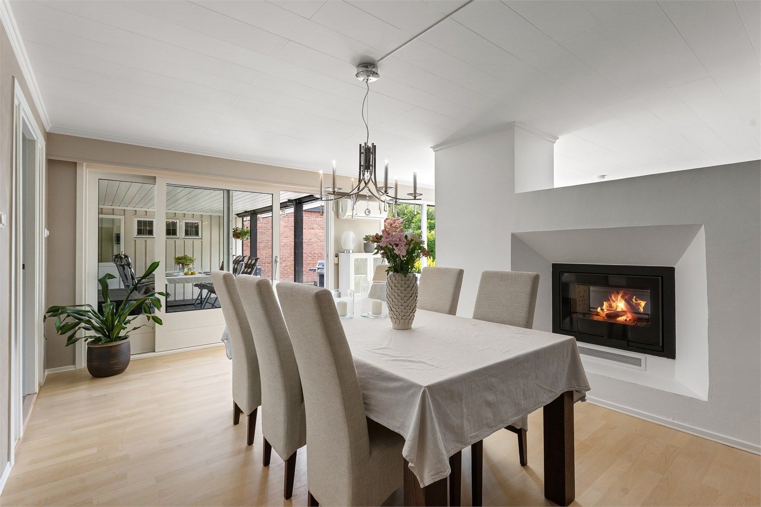 Spisestuen har en peis med glassdør som gir god varme og hygge.