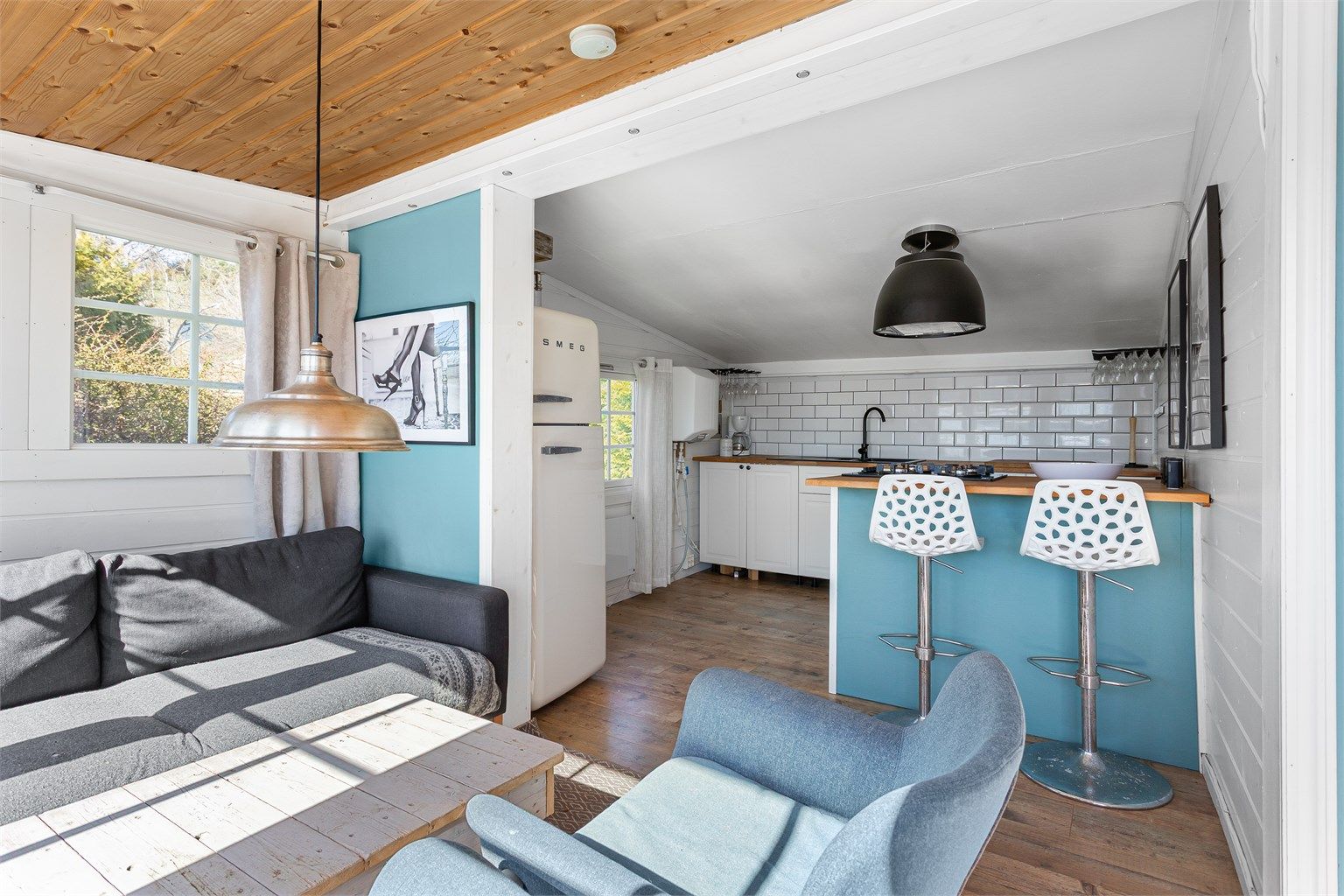 Innvendige overflater: Laminat på gulv. Malt panel og malte vegger. Malt panel og malt himling.