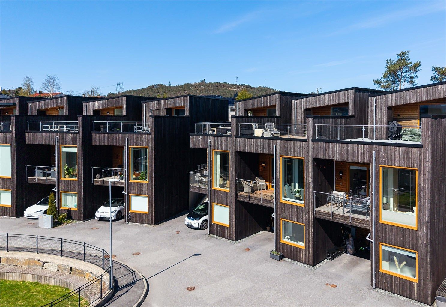 Dette er et "nyere" hus fra 2020 som er enkelt å vedlikeholde med vedlikeholdsfri kledning, og Møre Royal terrassebord på uteområder