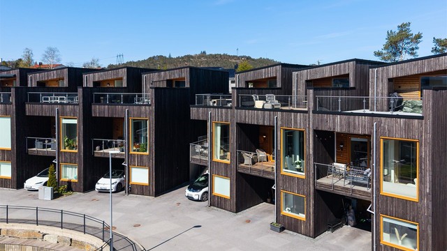 Dette er et "nyere" hus fra 2020 som er enkelt å vedlikeholde med vedlikeholdsfri kledning, og Møre Royal terrassebord på uteområder