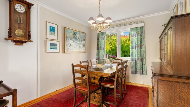 Separat spisestue med plass til langbord og hyggelig utsyn til hagen.