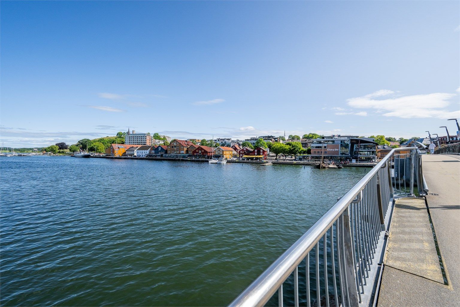 Nyt en spasertur langs vannet inn mot Tønsbergs pulserende sentrum.