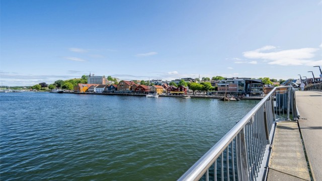 Nyt en spasertur langs vannet inn mot Tønsbergs pulserende sentrum.