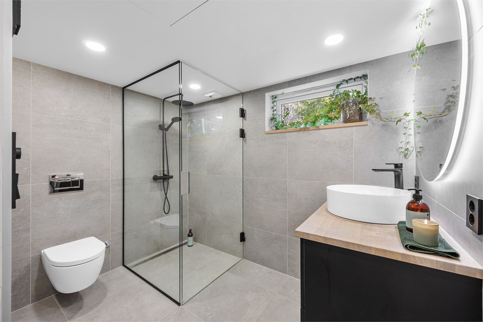 I boligens kjelleretasje er det et lekkert nyoppusset bad fra 2022. 