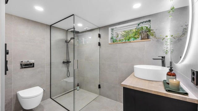 I boligens kjelleretasje er det et lekkert nyoppusset bad fra 2022.