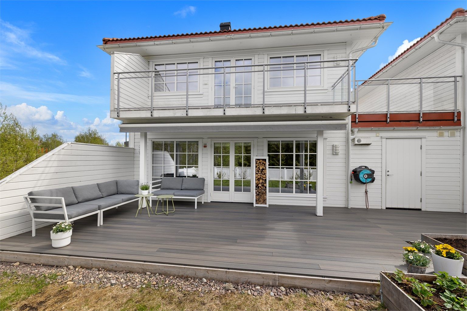 Utenfor stuen i første etasje ligger en delvis overbygd terrasse på 36 kvm.