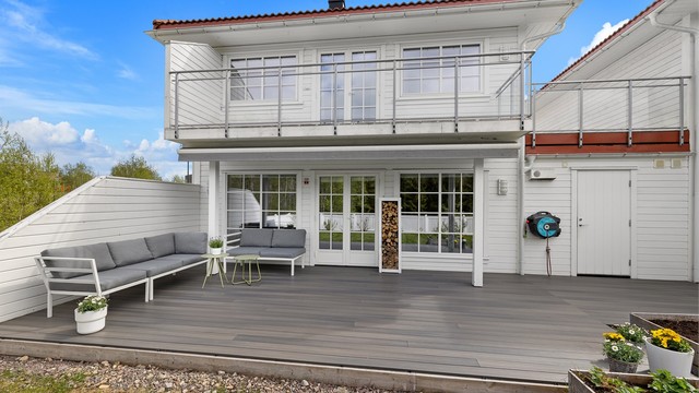 Utenfor stuen i første etasje ligger en delvis overbygd terrasse på 36 kvm.
