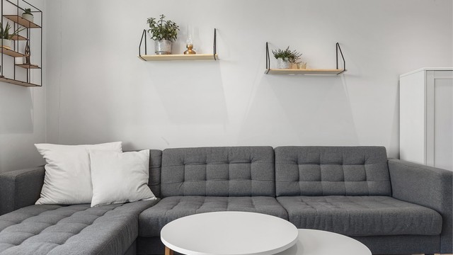 Stuen har god plass til romslig sofagruppe og tilhørende møblement.