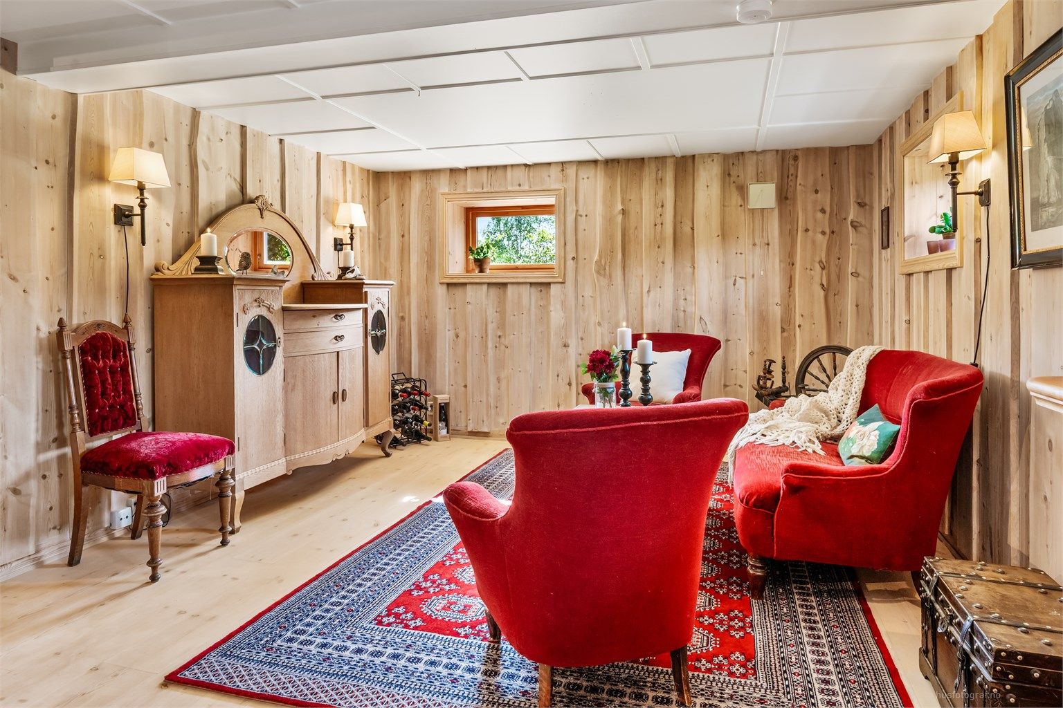 Innredet stue i underetasjen med panelkledde vegger. Rommet er ikke byggemeldt.