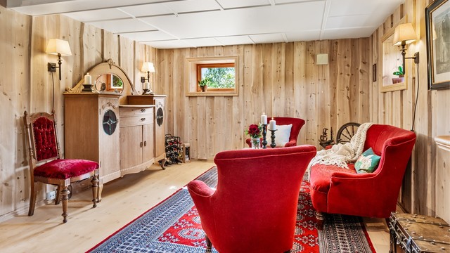 Innredet stue i underetasjen med panelkledde vegger. Rommet er ikke byggemeldt.