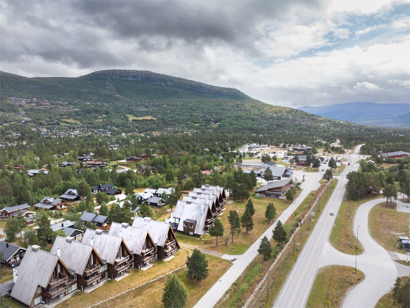 Sentral beliggenhet med gangavstand til dagligvarebutikk og servicetilbud på Bjorli.