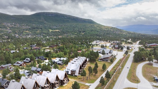 Sentral beliggenhet med gangavstand til dagligvarebutikk og servicetilbud på Bjorli.