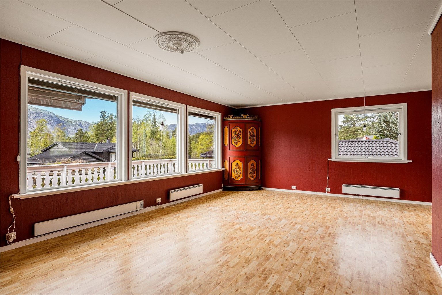 Stor spisestue som er et naturlig samlingspunkt ved høytider og andre familiearrangementer.