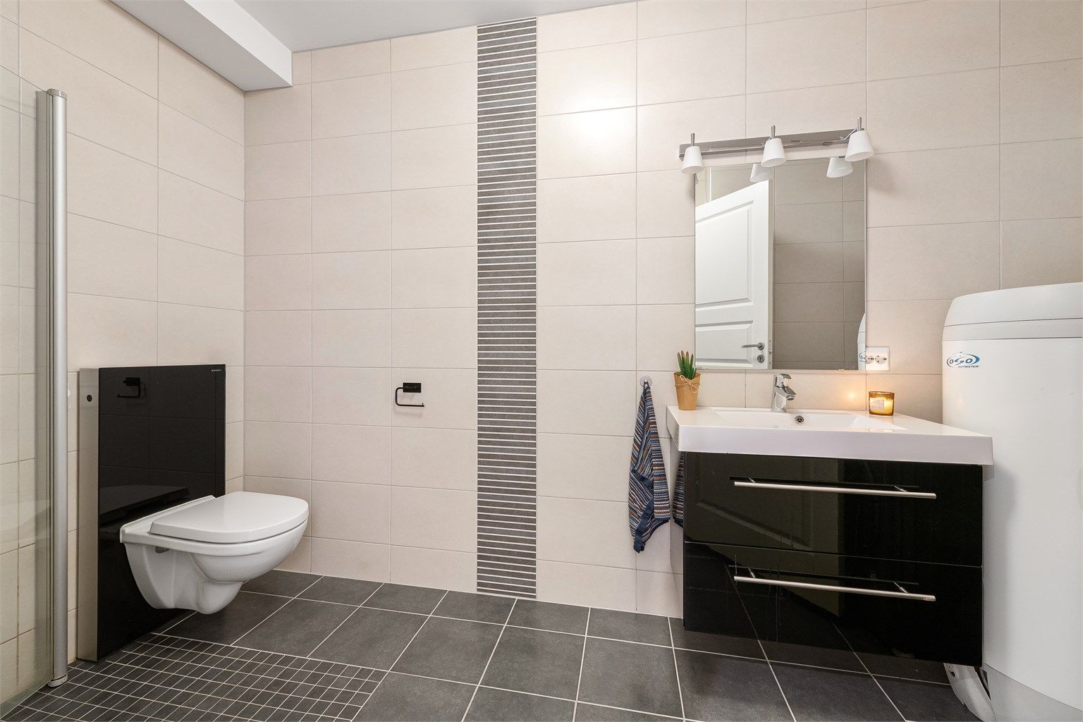 Badet ble bygget nytt i 2016 og har flislagt gulv med gulvvarme, flislagte vegger og malte plater i tal