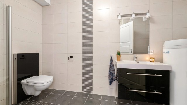 Badet ble bygget nytt i 2016 og har flislagt gulv med gulvvarme, flislagte vegger og malte plater i tal