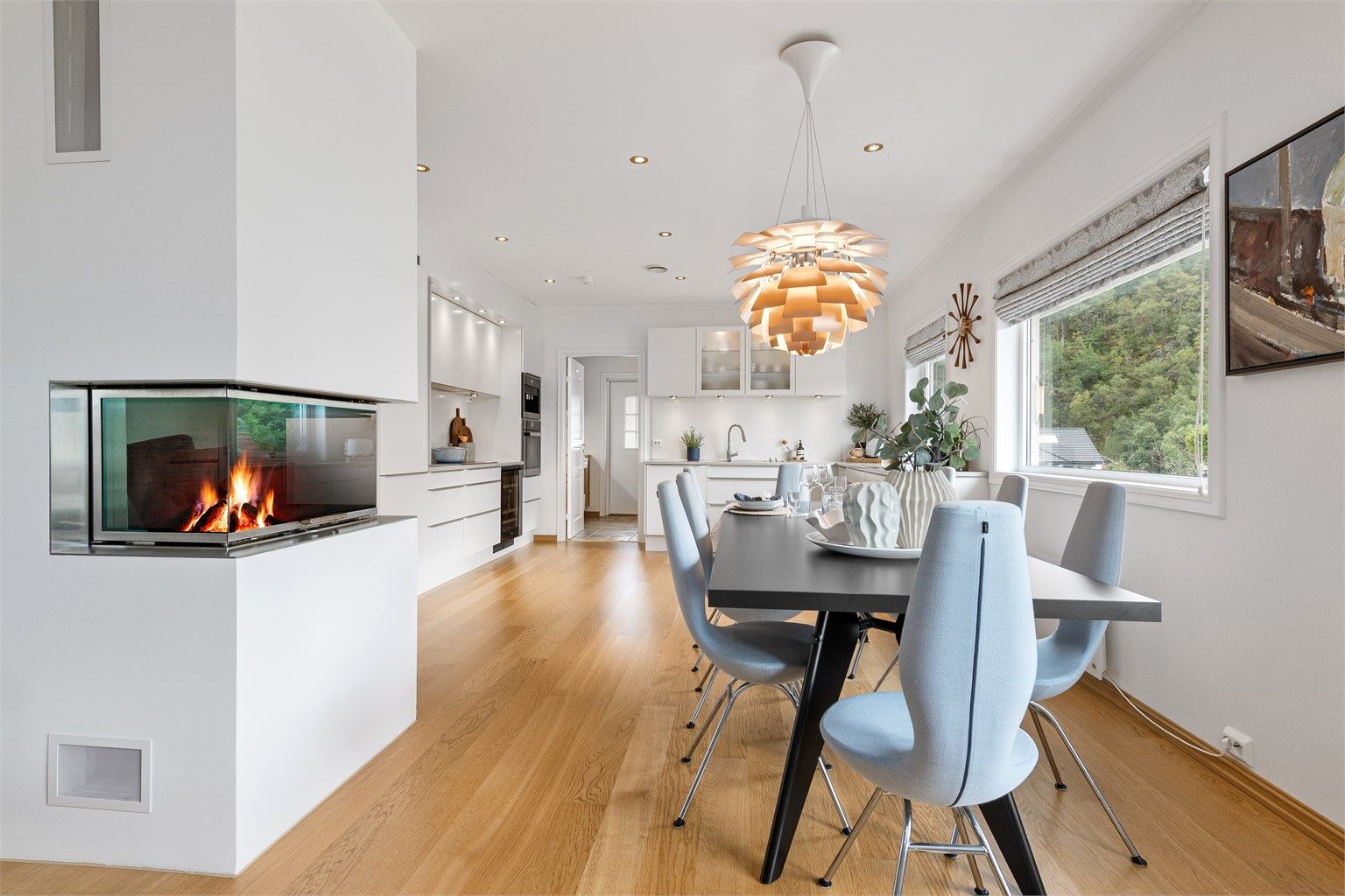 God plass til spisebord ved kjøkkenet