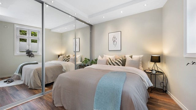 Hovedsoverom med en stor skyvedørsgarderobe som gir rikelig med oppbevaringsplass.