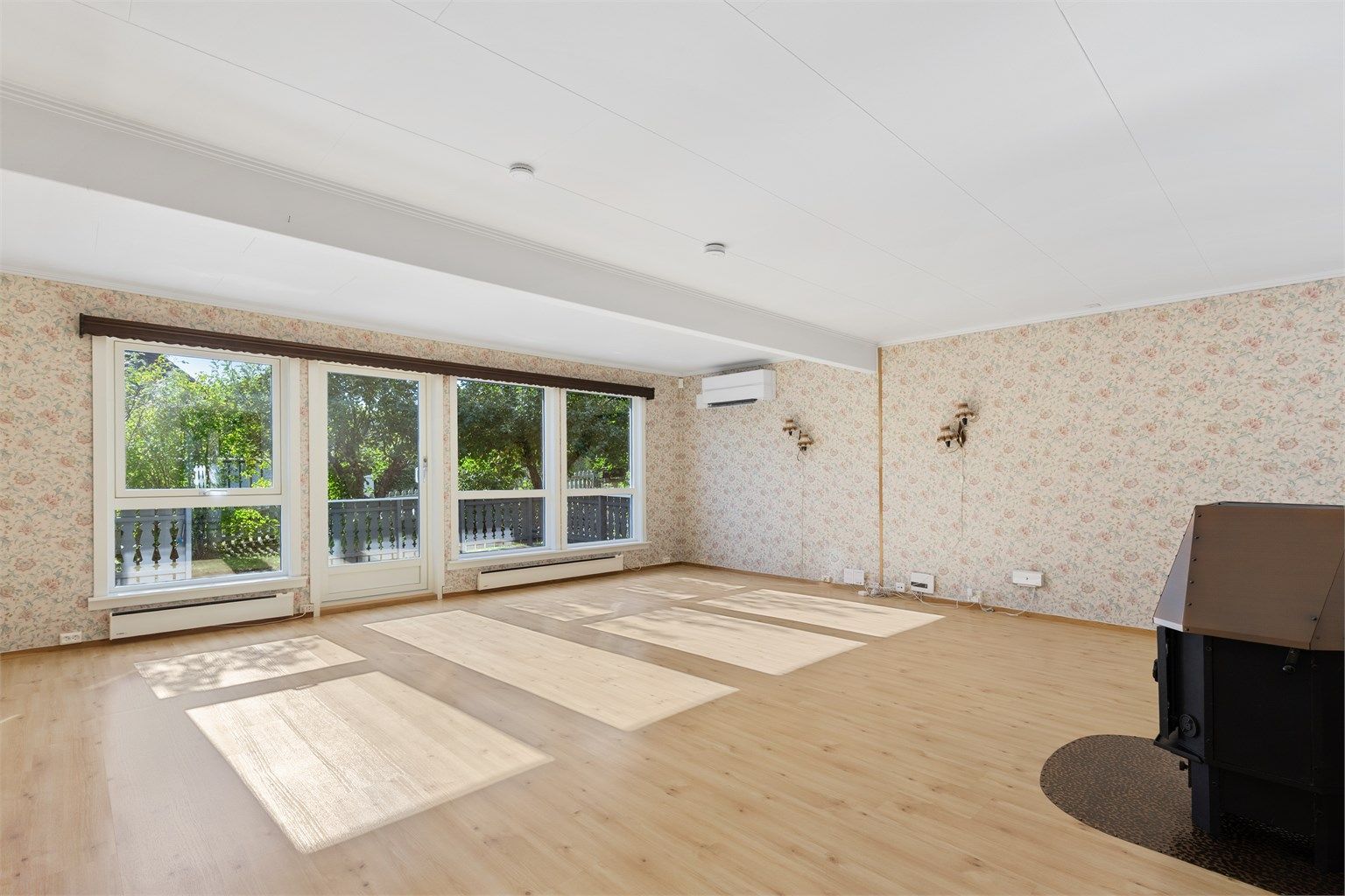 Stuen brer seg over nesten hele planet, og har god plass til ønsket møblering.