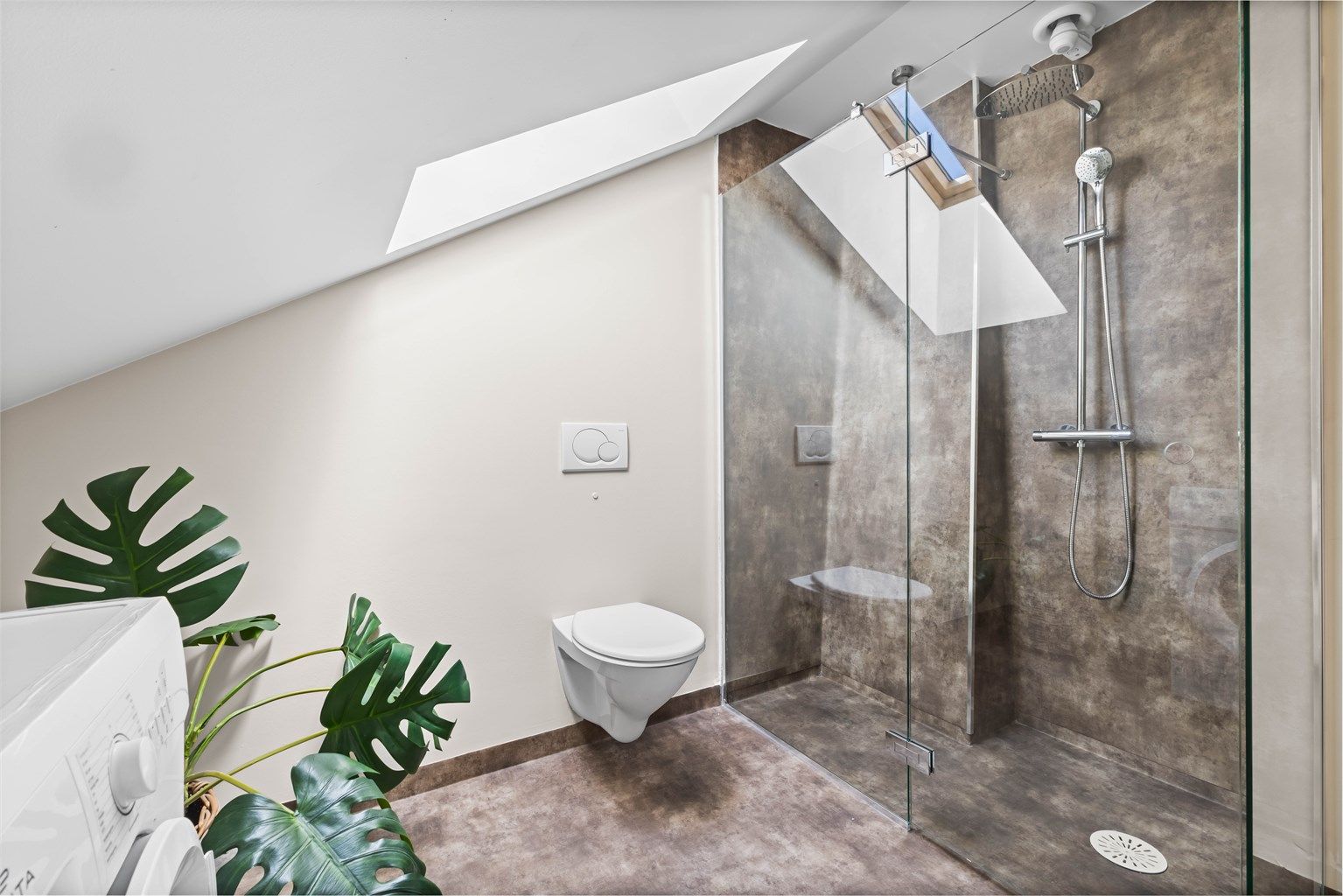 Badet ble vesentlig oppgradert i 2026 med blant annet ny dusjløsning og gulvbelegg.
