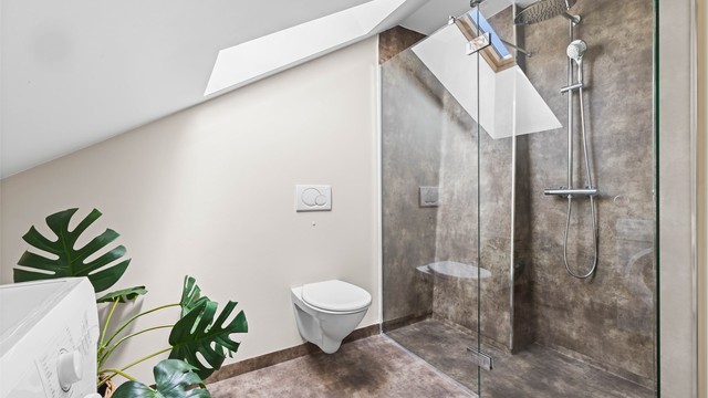 Badet ble vesentlig oppgradert i 2026 med blant annet ny dusjløsning og gulvbelegg.